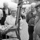 Archiv der Region Hannover, ARH Slg. Weber 02-090/0011, Ein Mann webt eine Sitzfläche von einem Stuhl vor Zuschauern auf einem Markt?