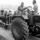 ARH Slg. Weber 02-091/0010, Kinder fahren auf Anhängern an einem Trecker von Landwirt Ludwig Giesecke am Steuer und Helmut Ammertmann, Leveste