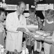 Archiv der Region Hannover, ARH Slg. Weber 02-093/0001, Mehrere Frauen erhalten in einer Apotheke Geschenke von einem Apotheker