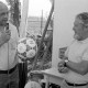 Archiv der Region Hannover, ARH Slg. Weber 02-094/0008, Ein Mann mit einem Fußball interviewt einen weiteren Mann