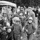 Archiv der Region Hannover, ARH Slg. Weber 02-096/0002, Kinder und Erwachsene bei einer Grenzbegehung Gehrdens