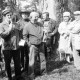 ARH Slg. Weber 02-096/0004, Bürgermeister Helmut Oberheide hält eine Rede bei einer Grenzbegehung Gehrdens, rechts daneben Ortsbürgermeister Waldemar Brandes aus Lenthe, Gerhard Oberkönig, rechts dahinter Ortsbürgermeister Eberhard Meyer-Everloh aus Everloh und weitere Personen