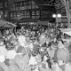 Archiv der Region Hannover, ARH Slg. Weber 02-096/0010, Ein Weihnachtsmann verteilt Süßigkeiten an Kinder auf einem Weihnachtsmarkt
