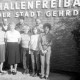 ARH Slg. Weber 02-099/0005, Gruppenfoto mit den Bademeistern und den Kassenmitarbeiterinnen vor dem Hallenfreibad der Stadt Gehrden