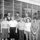 Archiv der Region Hannover, ARH Slg. Weber 02-099/0006, Gruppenfoto mit den Bademeistern und den Kassenmitarbeiterinnen vor dem Hallenfreibad der Stadt Gehrden