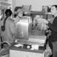 Archiv der Region Hannover, ARH Slg. Weber 02-102/0009, Frauen kaufen in einem Dorfladen bei einem Mann Gemüse