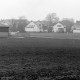 Archiv der Region Hannover, ARH Slg. Weber 02-102/0011, Blick über ein Feld auf eine Wohnsiedlung