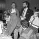 Archiv der Region Hannover, ARH Slg. Weber 02-103/0014, Vorführung an einem Computer mit Reiner Rath (im Anzug) und Kurt Rath (links daneben)