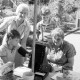 ARH Slg. Weber 02-103/0019, Mitglieder des DRK beim Blutdruckmessen am Info- und Kaffeestand während des Radrennens am Steintor, Gehrden