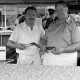 ARH Slg. Weber 02-103/0020, V.l. N.N. und Günter Hogrefe von der Ortsfeuerwehr Ditterke in einem Grillstand auf einem Fest
