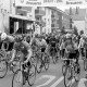 Archiv der Region Hannover, ARH Slg. Weber 02-105/0014, Start eines Radrennens um den Bürgerpreis der Stadt Gehrden in der Gartenstraße, Gehrden