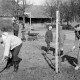 Archiv der Region Hannover, ARH Slg. Weber 02-106/0008, Ortsbürgermeister Karl-Heinz Hohmann (rechts) und weitere Männer bei einer Baumpflanzung in der Dorfmitte von Redderse