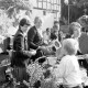 Archiv der Region Hannover, ARH Slg. Weber 02-107/0001, Frauen an einem Infostand auf einem Erntedankfest