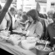 Archiv der Region Hannover, ARH Slg. Weber 02-107/0005, Mehrere Personen an einem Salatbuffet auf einem Fest?