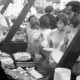 Archiv der Region Hannover, ARH Slg. Weber 02-107/0006, Mehrere Personen an einem Essensstand auf einem Fest?