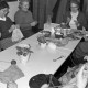 Archiv der Region Hannover, ARH Slg. Weber 02-107/0011, V.l. Marga Wegwerth, Thea Meier, Rita Wiets und Hulda Nixdorf an einem Tisch beim gemeinsamen Handarbeiten