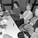 ARH Slg. Weber 02-107/0012, V.l. Hulda Nixdorf, Christa Kreye, Ruth Kociok und Anne Meier an einem Tisch beim gemeinsamen Handarbeiten