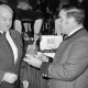 ARH Slg. Weber 02-108/0014, Gehrdens Bürgermeister Helmut Oberheide erhält von einem weiteren Mann einen Pokal