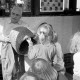 ARH Slg. Weber 02-109/0006, Imker Otte präsentiert Kindern einen Bienenkorb, Gehrden
