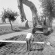 Archiv der Region Hannover, ARH Slg. Weber 02-110/0014, Straßenbauarbeiten mit einem Bagger