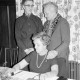 Archiv der Region Hannover, ARH Slg. Weber 02-111/0008, Sitzend Vorsitzende Irmgard Falke, hinten Frau Franke und N.N. vom DRK Gehrden