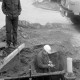 Archiv der Region Hannover, ARH Slg. Weber 02-111/0016, Arbeiter an Rohren unter einer Straße