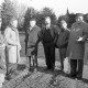 ARH Slg. Weber 02-113/0001, V.l. N.N., Peter Blumendorf (SPD Gehrden), Peter Beck (SPD Redderse), Herbert Clausing (SPD Lenthe), Rolf-Peter Hübner (SPD Leveste), N.N., Horst Lanka (SPD Lemmie) und N.N. bei einem Ortstermin mit Ratsmitgliedern und Anliegern