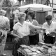 ARH Slg. Weber 02-113/0002, Frauen an einem Infostand auf einem Erntedankfest in der Fußgängerzone, Gehrden