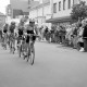 Archiv der Region Hannover, ARH Slg. Weber 02-113/0003, Rennradfahrer beim Radrennen "Rund um den Bürgerpreis Gehrden" in der Gartenstraße, Gehrden 