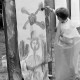 Archiv der Region Hannover, ARH Slg. Weber 02-114/0008, Ein Junge beim Bemalen eines großen Papiers an einer Holzleinwand