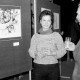 Archiv der Region Hannover, ARH Slg. Weber 02-115/0007, Zwei Personen vor einem Gemälde bei einer Kunstausstellung
