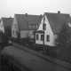 Archiv der Region Hannover, ARH Slg. Weber 02-118/0002, Blick aus einem Fenster auf die Südstraße Nr. 6 / Nr. 8 in südliche Blickrichtung, Gehrden
