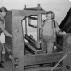 ARH Slg. Weber 02-118/0003, Regine und Egbert Nölken beim Aufbau eines Webstuhls in der Levester Werkstatt, Leveste