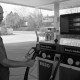 ARH Slg. Weber 02-118/0009, Ein Mitarbeiter der Esso-Tankstelle am Stadtweg beim Betanken eines Autos, Gehrden