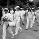 ARH Slg. Weber 02-118/0017, Eine Frauengruppe in einheitlich weißer Kleidung bei einem Festumzug, Gehrden