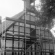 Archiv der Region Hannover, ARH Slg. Weber 02-124/0003, Ein Baugerüst am Alten Schulhaus, Ditterke