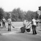 ARH Slg. Weber 02-125/0008, Mehrere Arbeiter bei der Ausbesserung von Straßenschäden mit Spritzbitumen an der Kreuzung am Hallen- und Freibad, Gehrden
