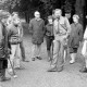 Archiv der Region Hannover, ARH Slg. Weber 02-125/0011, Mehrere Personen bei einer vogelkundlichen Wanderung? durch einen Wald