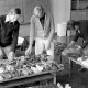 Archiv der Region Hannover, ARH Slg. Weber 02-126/0003, Drei Personen in einer Schule bei der Sortierung von Fundsachen?