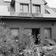 Archiv der Region Hannover, ARH Slg. Weber 02-126/0018, Ein Wohnhaus mit Solaranlagen auf dem Dach