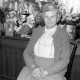 Archiv der Region Hannover, ARH Slg. Weber 02-127/0001, Eine ältere Frau sitzt vor einem Präsentkorb