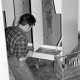 Archiv der Region Hannover, ARH Slg. Weber 02-127/0002, Ein Mann bei der Reparatur von Schließfächern im Hallen- und Freibad Gehrden