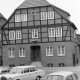 Archiv der Region Hannover, ARH Slg. Weber 02-127/0015, Ein Fachwerkgebäude hinter einem Parkplatz
