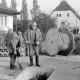 Archiv der Region Hannover, ARH Slg. Weber 02-128/0022, Zwei Männer bei der Vorbereitung eines Lochs für die Verlegung von Kabeln in einem Wohngebiet