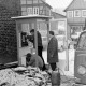 Archiv der Region Hannover, ARH Slg. Weber 02-129/0005, Männer bei der Reparatur einer Telefonzelle am Marktplatz neben dem Ratskeller, Gehrden