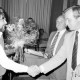 ARH Slg. Weber 02-130/0023, Wolfgang Petter erhält von Stadtdirektor Hans Bildhauer und Bürgermeister Helmut Oberheide (dahinter) einen Blumenstrauß und ein Geschenk