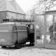Archiv der Region Hannover, ARH Slg. Weber 02-131/0005, Männer bei der Reparatur einer Telefonzelle am Marktplatz neben dem Ratskeller, Gehrden
