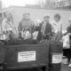 Archiv der Region Hannover, ARH Slg. Weber 02-131/0021, Mehrere Frauen bei der Entsorgung von Blechdosen