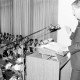 Archiv der Region Hannover, ARH Slg. Weber 02-132/0004, Ein Mann hält vor mehreren Personen eine Rede