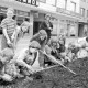 ARH Slg. Weber 02-132/0011, Kinder und Erwachsene bei der Neubepflanzung eines Blumenbeets an der Dammstraße, Gehrden